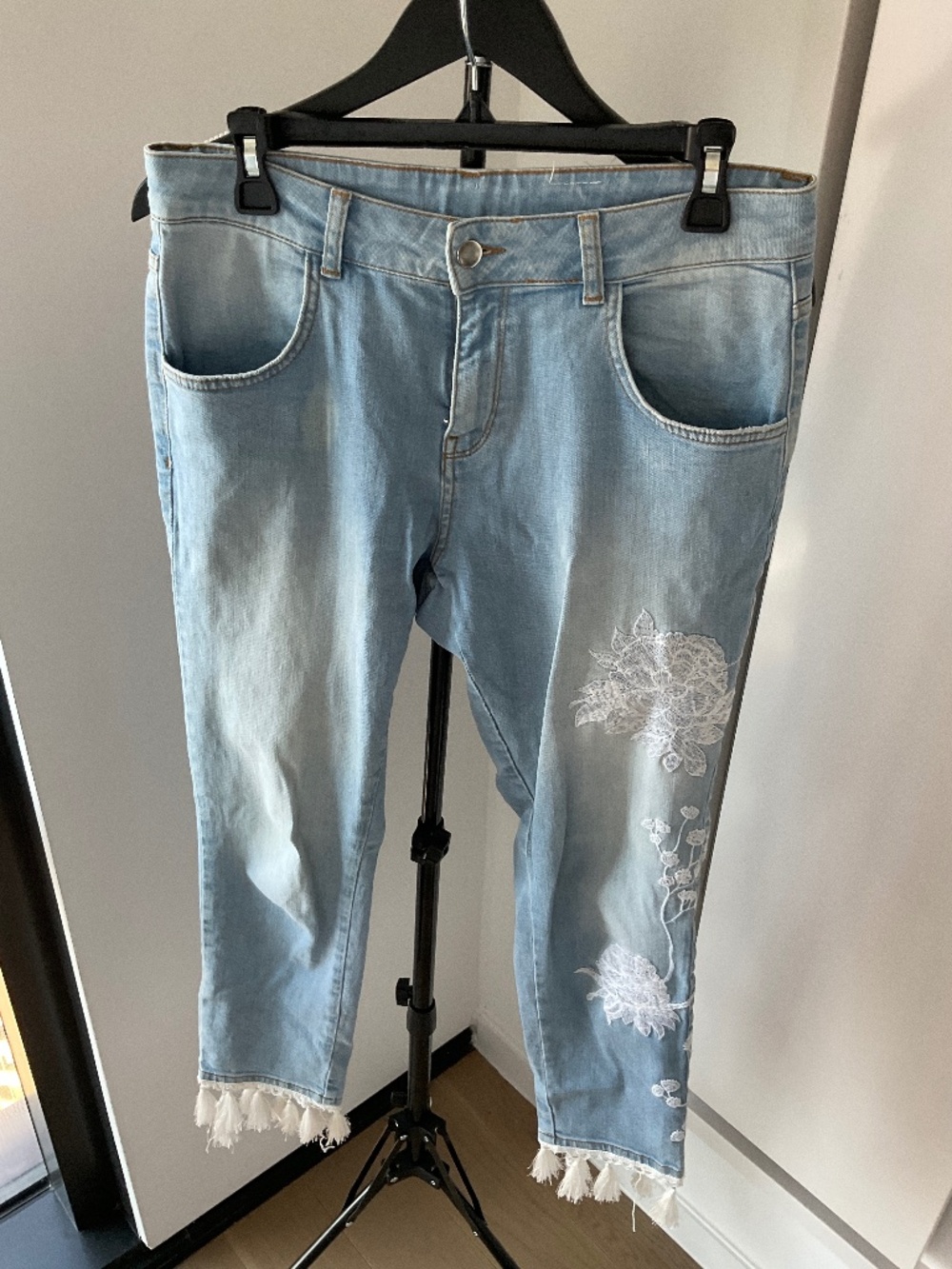 Hue Denim Flower White Fringe Trim Jeans Size Medium